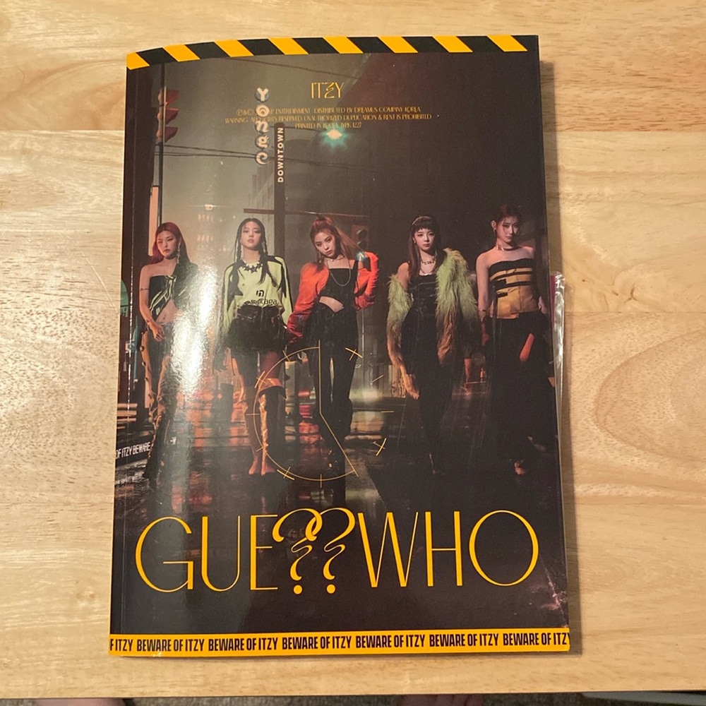 ITZY Album [GUESS WHO] Night Version - CD + Paperback Picture Book